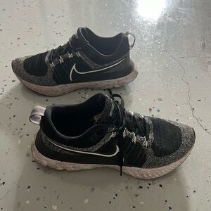 Nike women’s fly knits! 7.5